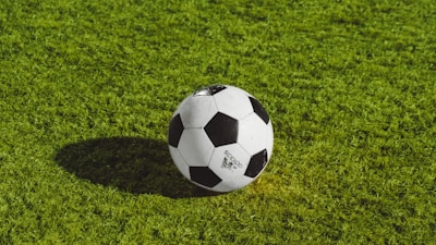 足球运动员在绿茵场上激烈拼抢的瞬间特写